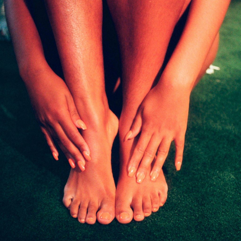 les pieds d'une personne avec des fleurs