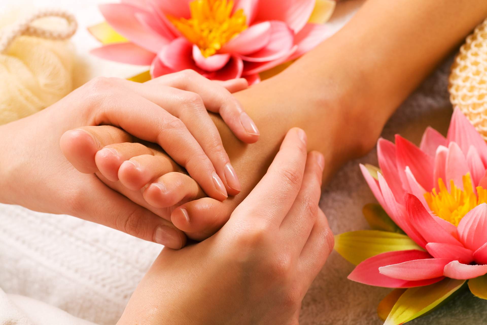 Massage relaxant des pieds fleur