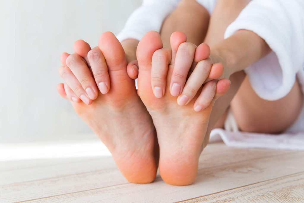 Pieds avec mains dessus