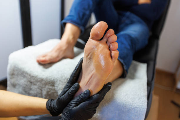 foot massage - reflexologie photos et images de collection