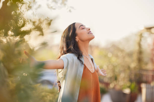 une femme latine sereine profite du coucher de soleil avec gratitude - bien être photos et images de collection