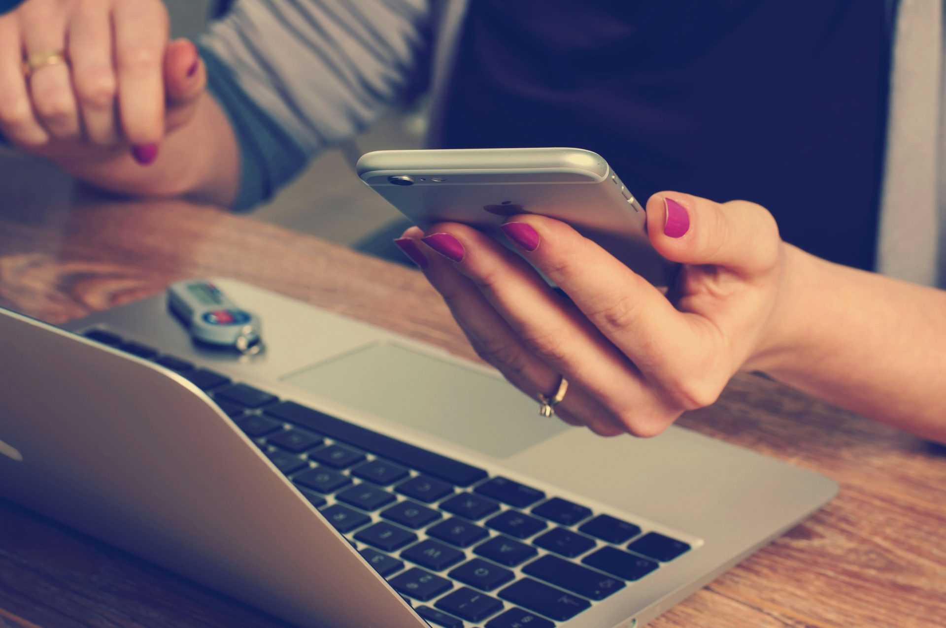 femme tenant un iPhone 6 argenté